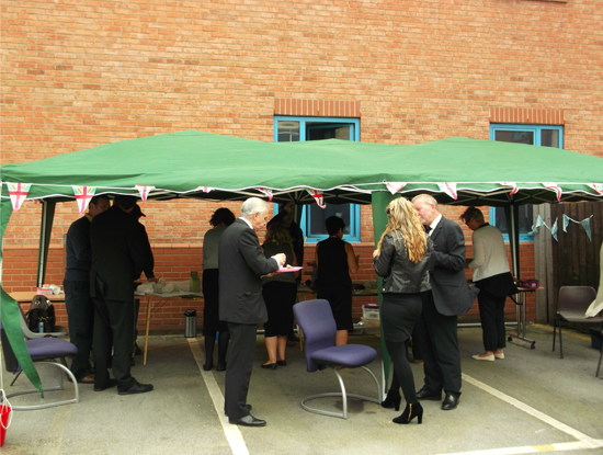 The car park was "filter bursting" with people enjoying a coffee and cake.